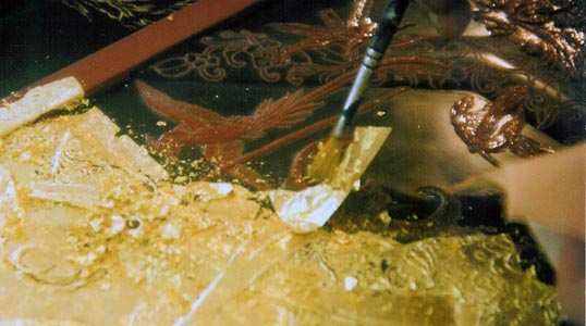 Application of Gold Foil - Rémi Maillard, lacquer artist decorator