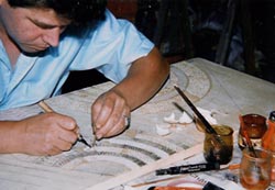 Rémi Maillard, lacquer artist decorator – Application of egg shells Rémi Maillard, lacquer artist decorator – Application of egg shells